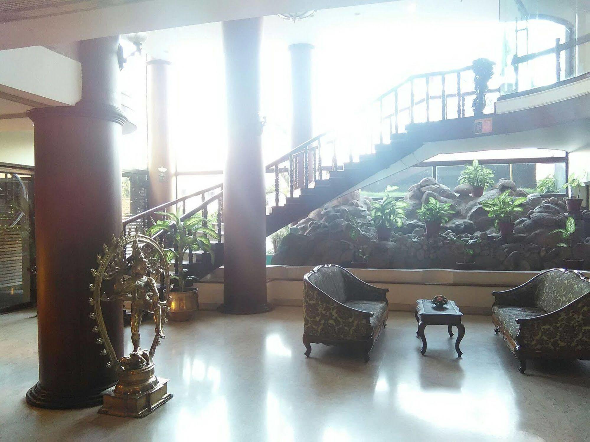Hotel The Woods Manor Mg Road Kochi Zewnętrze zdjęcie