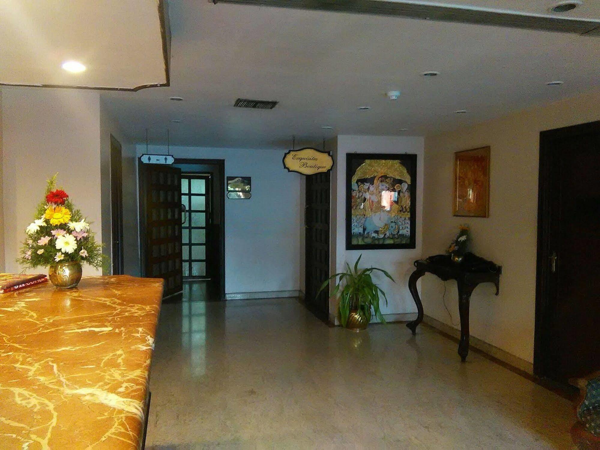 Hotel The Woods Manor Mg Road Kochi Zewnętrze zdjęcie